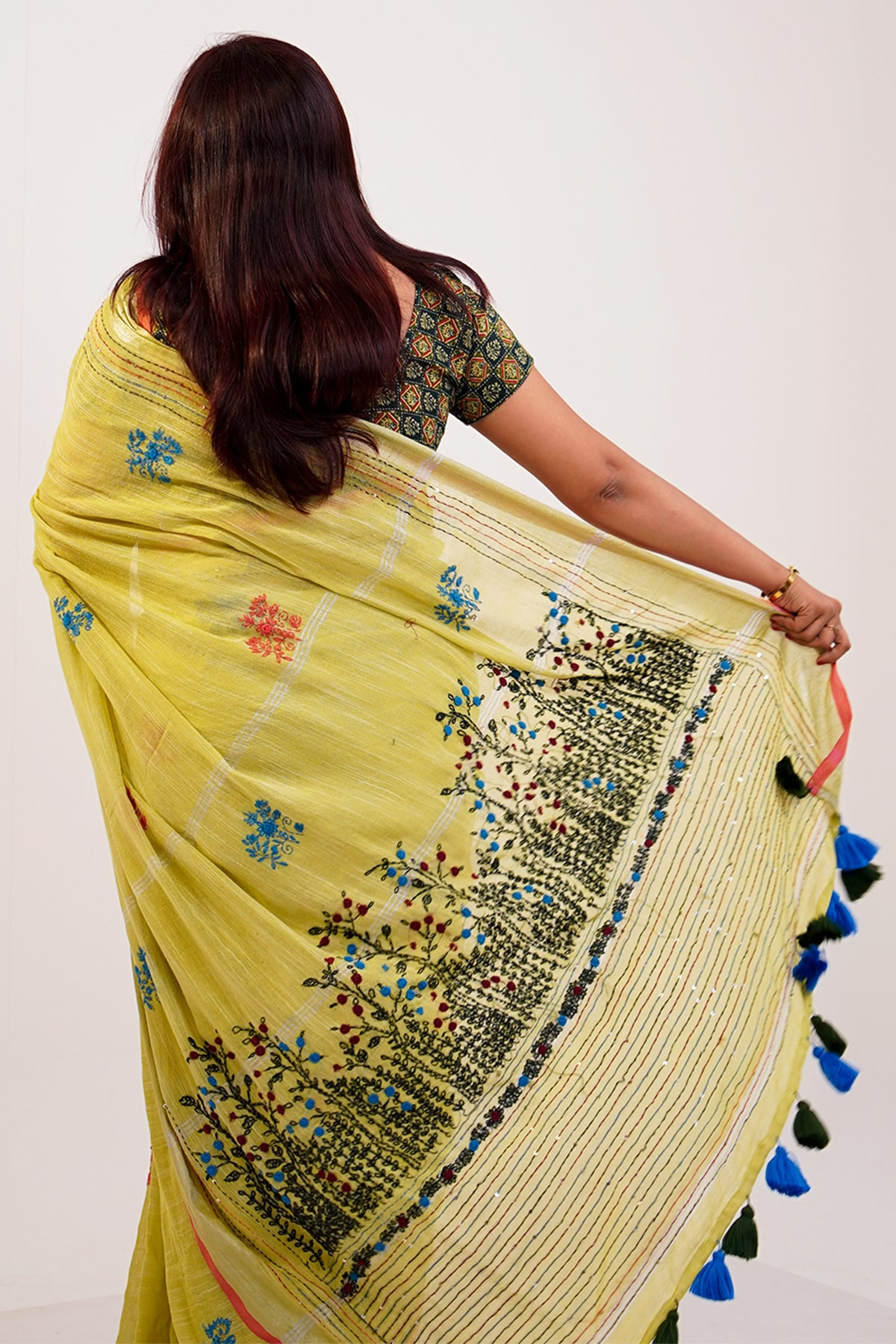Phool Saaz Cotton Linen Handwork Saree - SS049